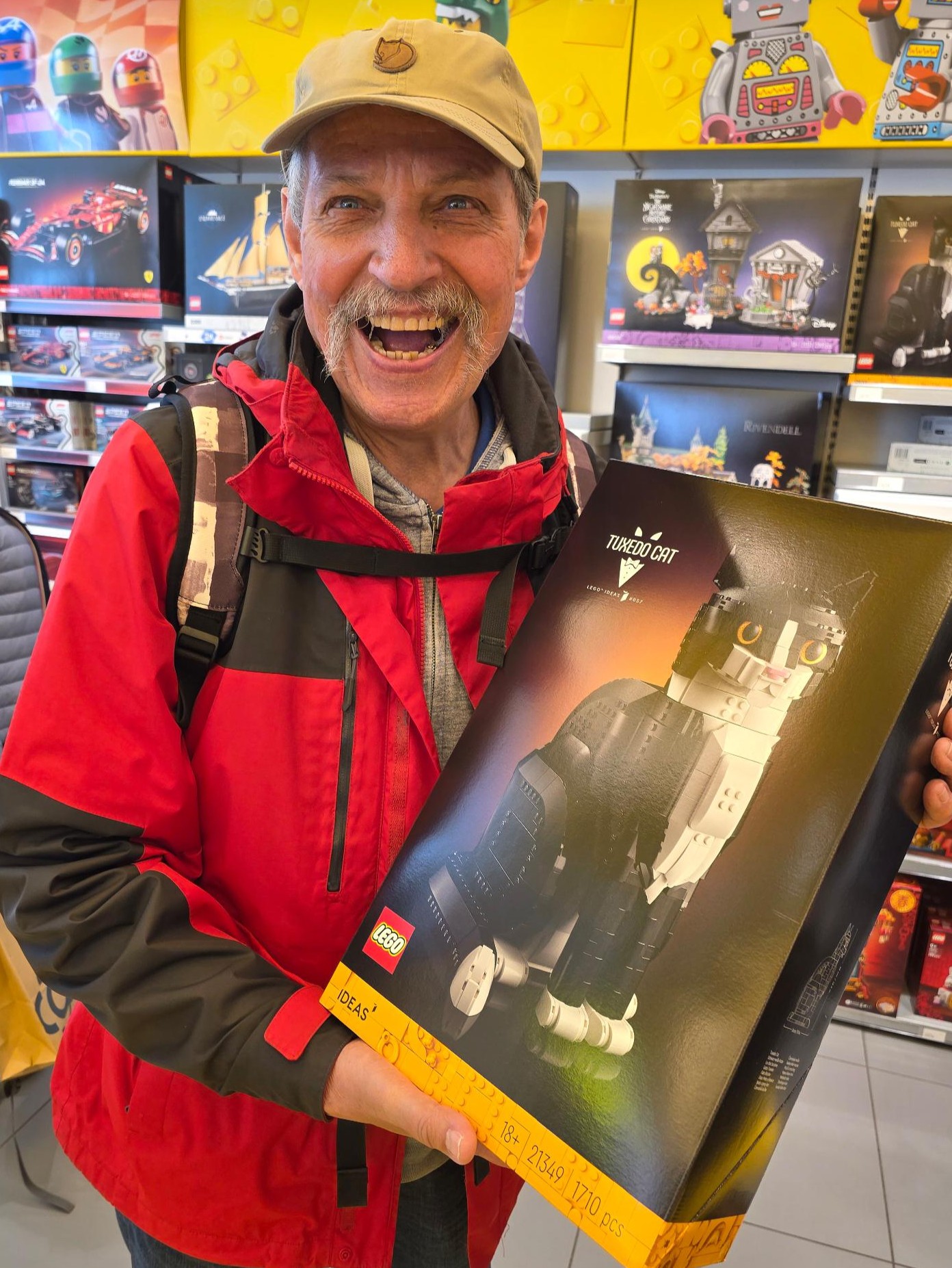 Ein Urlauber freut sich riesig auf sein neues Lego-Set.